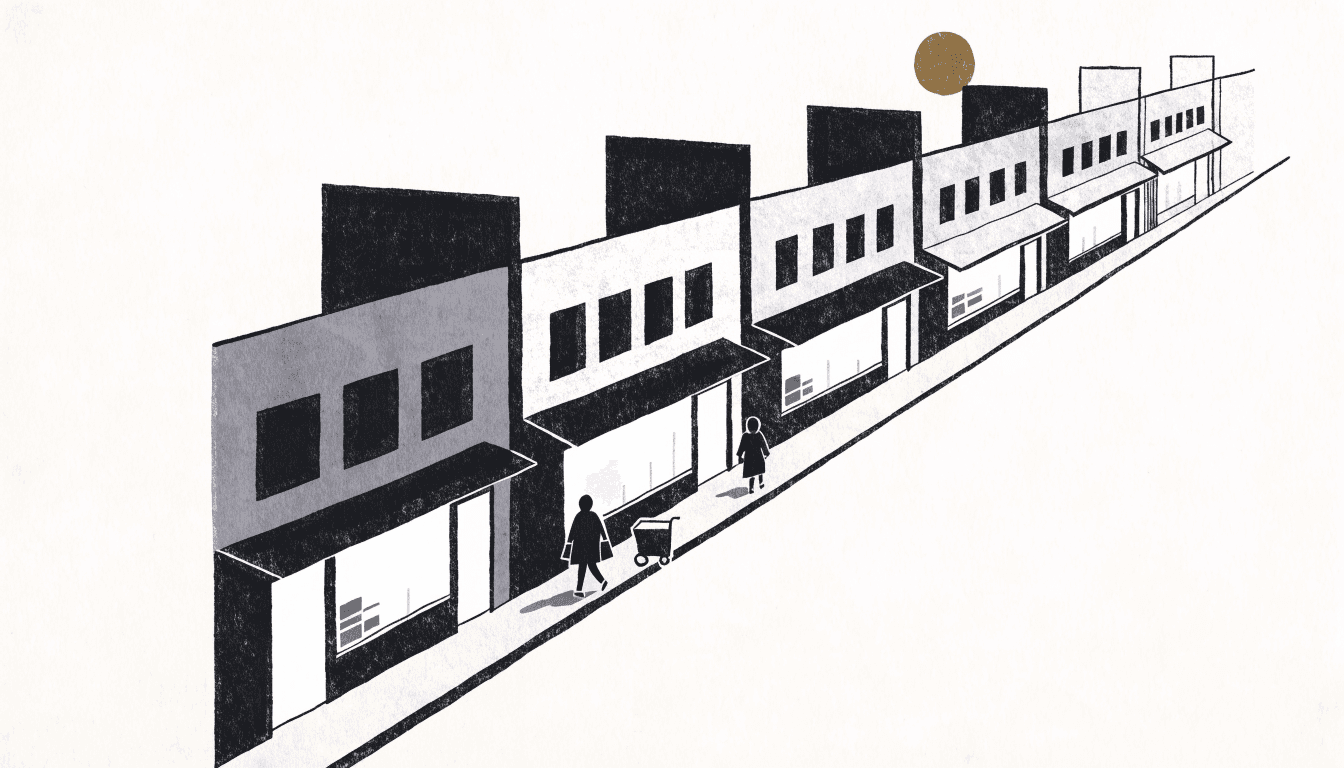 夕暮れの日本の通りに並ぶコンビニエンスストアの店先を描いたフラットベクターイラスト。暖かく灯る窓明かり、荷箱を積んだ台車、出入りする後ろ姿の匿名のシルエット。小さな金色のアクセント。