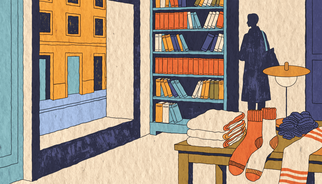 書店に隣接した温かみのある売場コーナーを描いたフラットベクターイラスト。書棚の近くの低いテーブルに並ぶ靴下やニット小物、後ろ姿で商品を眺める匿名のシルエット、暖かなランプの光、小さな金色のアクセント。